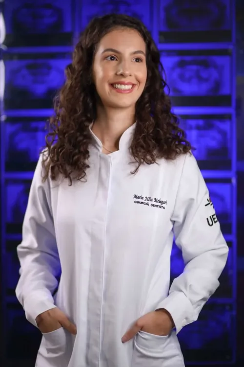 Dra. Maria Júlia Melegari, Cirurgiã Dentista. Clínica odontológica em Maringá. Odontopediatria, Clareamento Dental, Limpeza, Restauração e muito mais, agende uma avaliação.